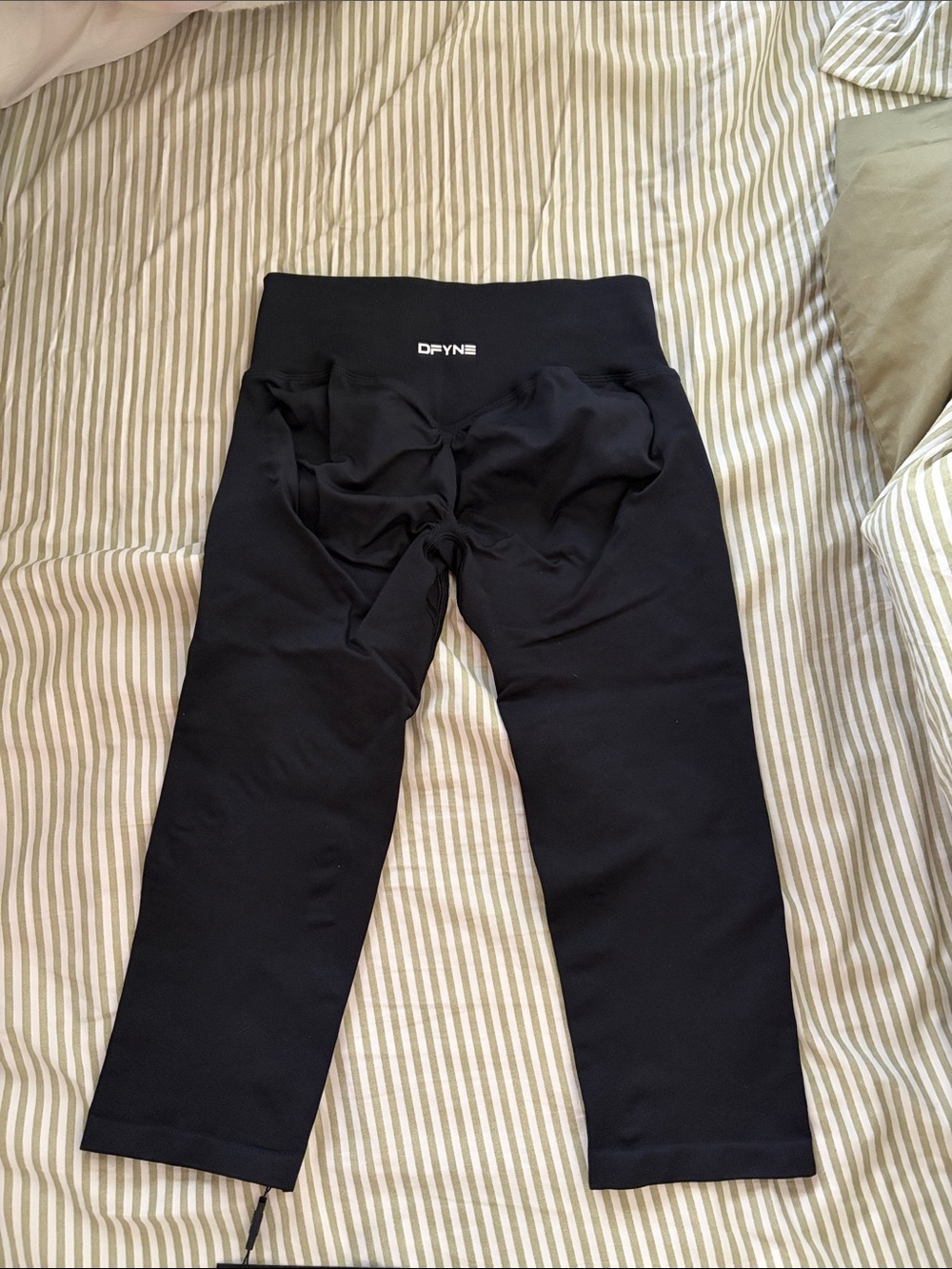 DFYNE Womenâs Black High-Waist Crop Leggings